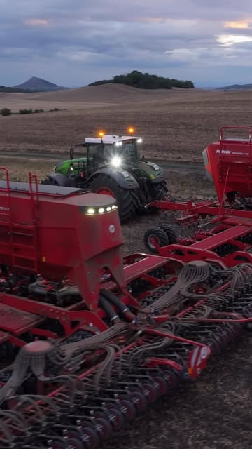 Traktor a secí stroj při práci.